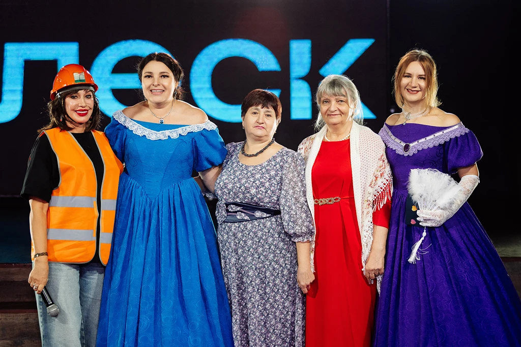 Команда «блеска» отметила 32 года — вместе, ярко, по-семейному Команда «блеска» отметила 32 года — вместе, ярко, по-семейному