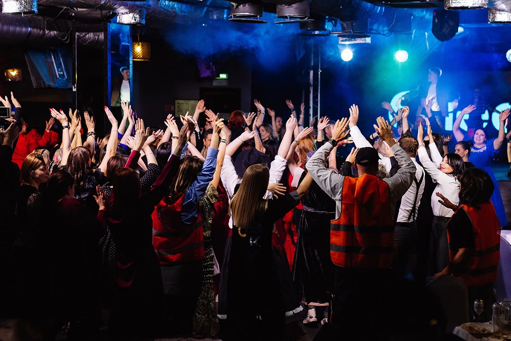 Команда «блеска» отметила 32 года — вместе, ярко, по-семейному Команда «блеска» отметила 32 года — вместе, ярко, по-семейному