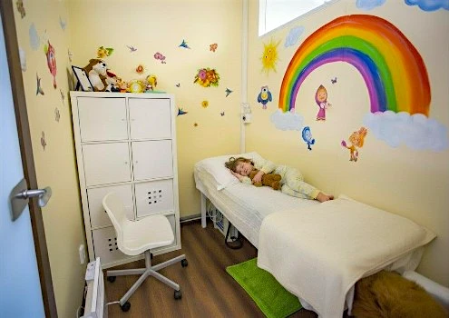 ребенок в комнате отдыха в блеске после наркоза (2).webp